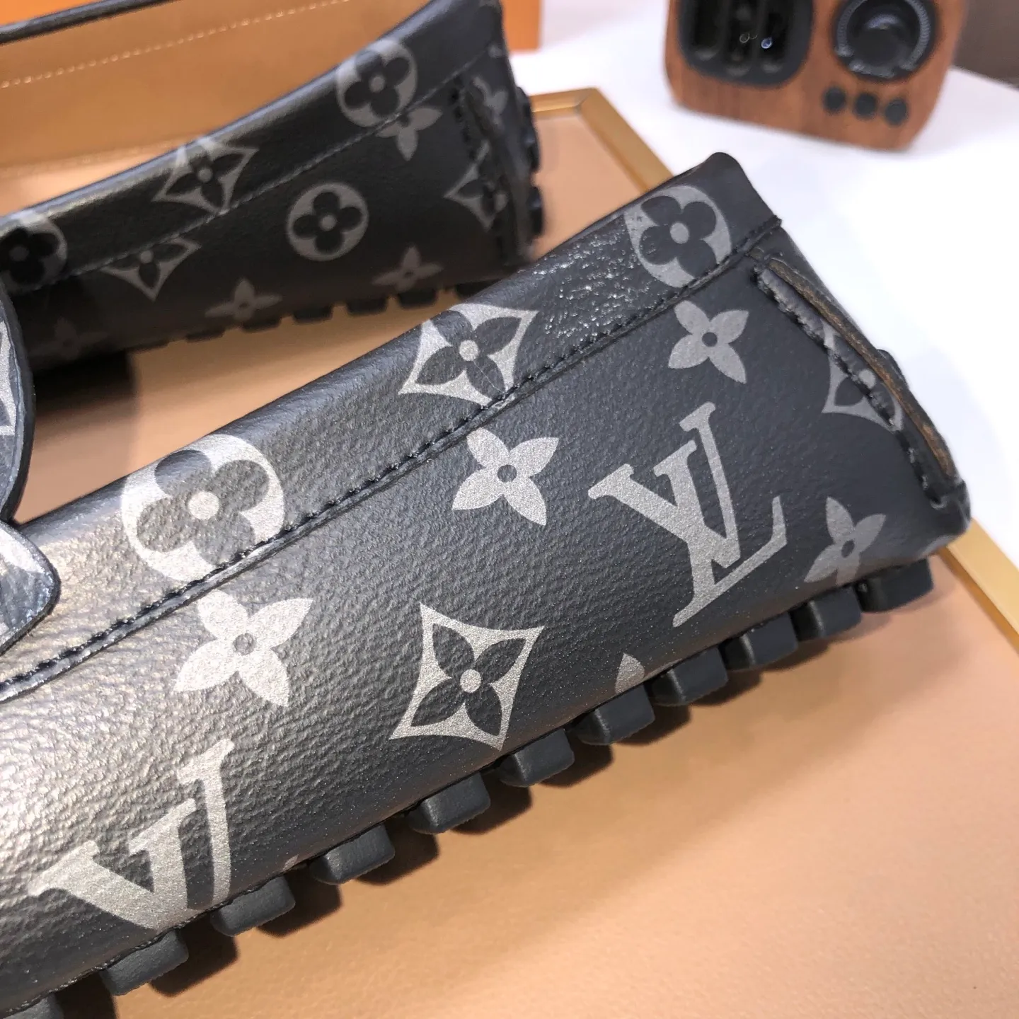 Men's men's shoes 💰420💰 [LV Doudou shoes] (water-dyed cowhide lining) new model is on the market, available on the official website. The new Doudou shoes are processed into single-color materials, and the uppers are made of imported cowhide material. The body of the shoe is fully hemmed with mark thread, and is lined with imported original cowhide leather. The elegant shoe shape is super suitable for all-matching, and the size is 38-44.